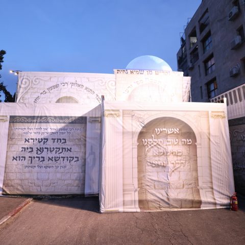 מעמד ההדלקה של הרה"צ רבי יעקב מאיר שכטר בירושלים עיה"ק