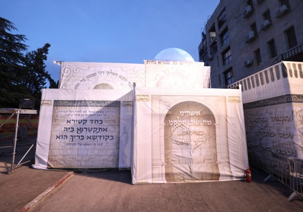 מעמד ההדלקה של הרה"צ רבי יעקב מאיר שכטר בירושלים עיה"ק