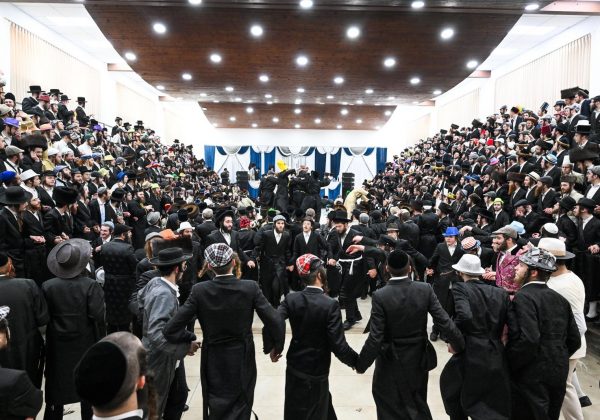 משתה היין ושמחת הפורים אצל הגה"צ רבי יעקב מאיר שעכטער שליט"א