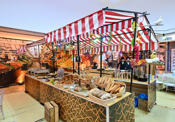 פת שחרית באווירת שווקי ירושלים במסע הוד 'עתיקא קדישא' שע"י היכלי התורה צאנז