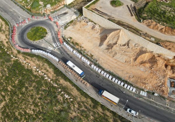 חלוקת קמחא דפסחא מפעל עונג שבת ויו"ט בעיר ביתר עילית